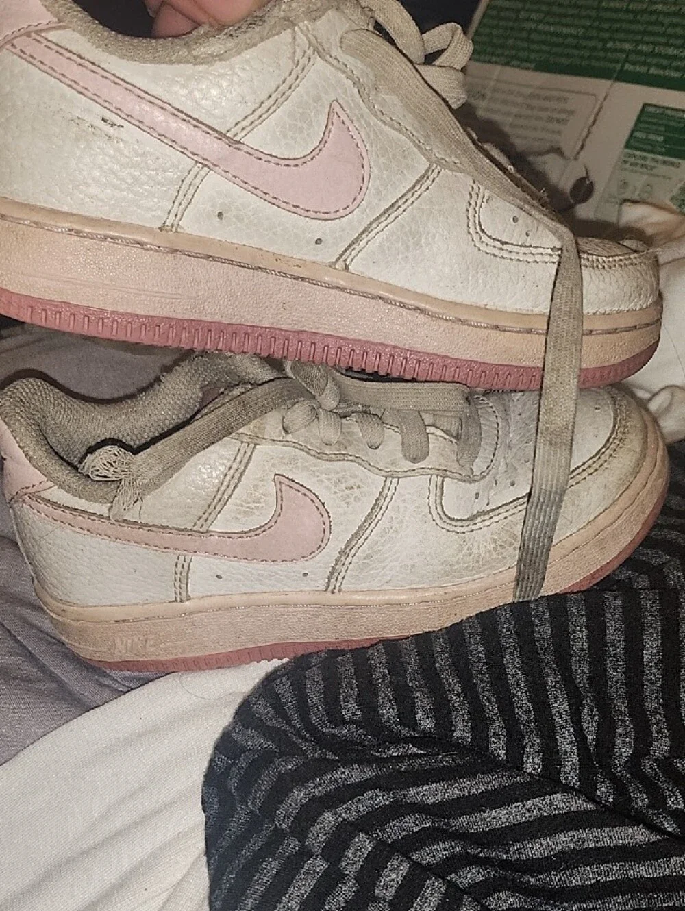 Nike Kids Low-Top Sneakers in White and Light Pink